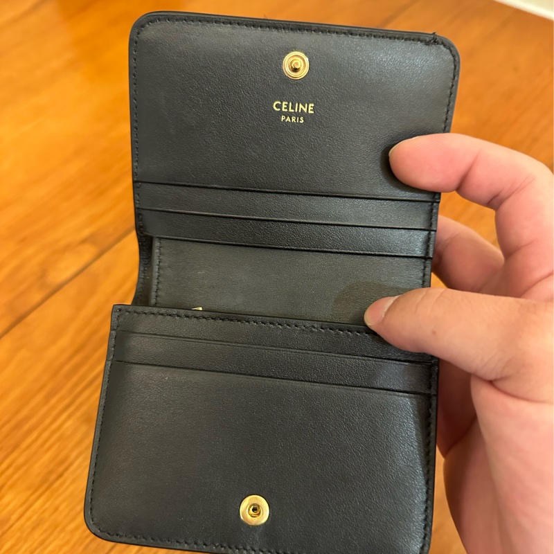 CELINE 黑亮皮凱旋門LOGO釦式短夾-5