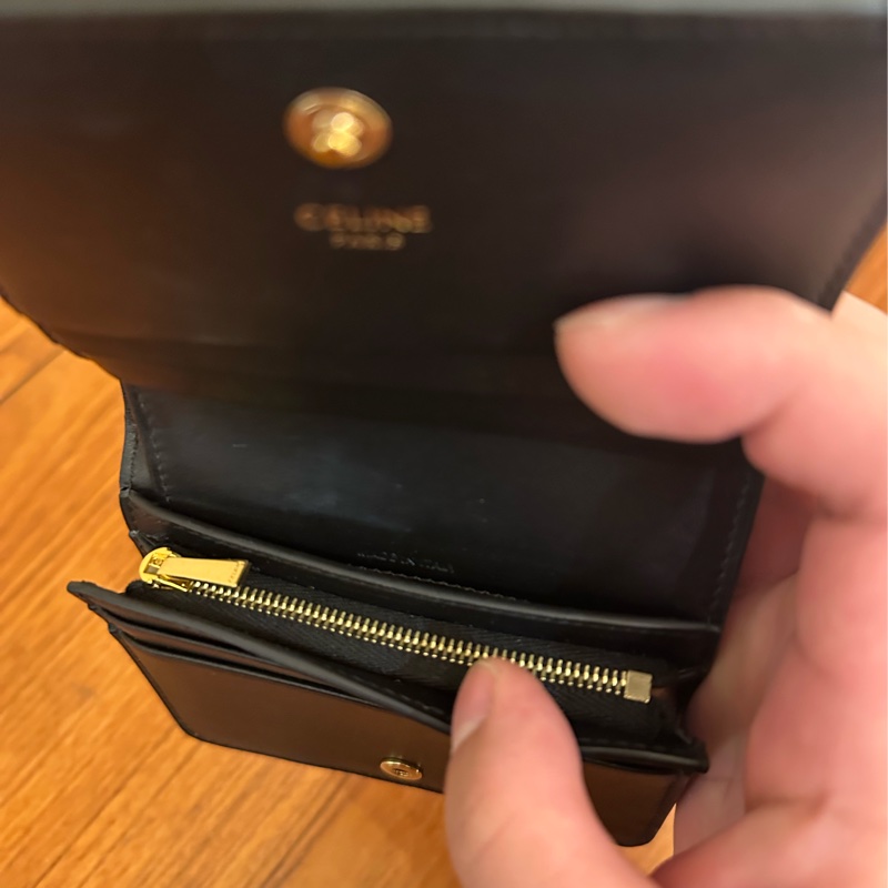 CELINE 黑亮皮凱旋門LOGO釦式短夾-6