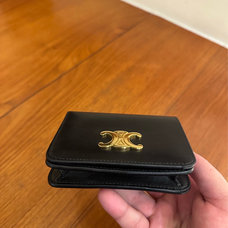 CELINE 黑亮皮凱旋門LOGO釦式短夾-11