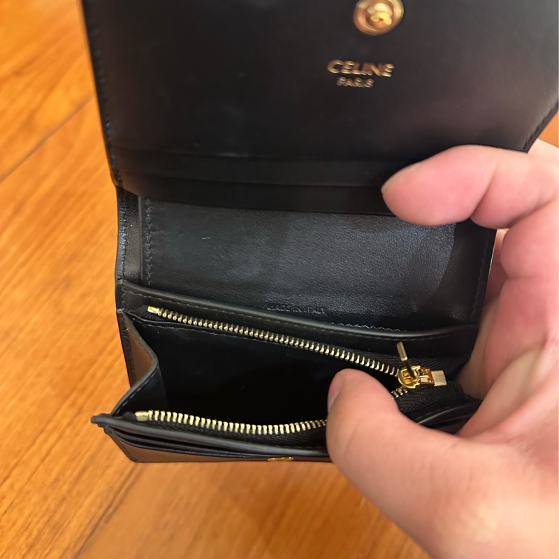 CELINE 黑亮皮凱旋門LOGO釦式短夾-12