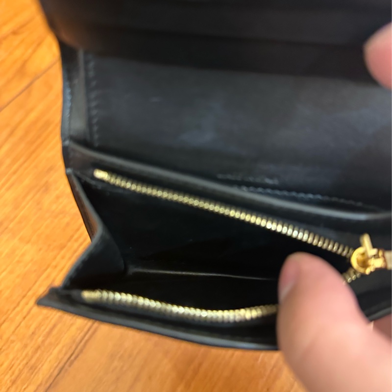 CELINE 黑亮皮凱旋門LOGO釦式短夾-13