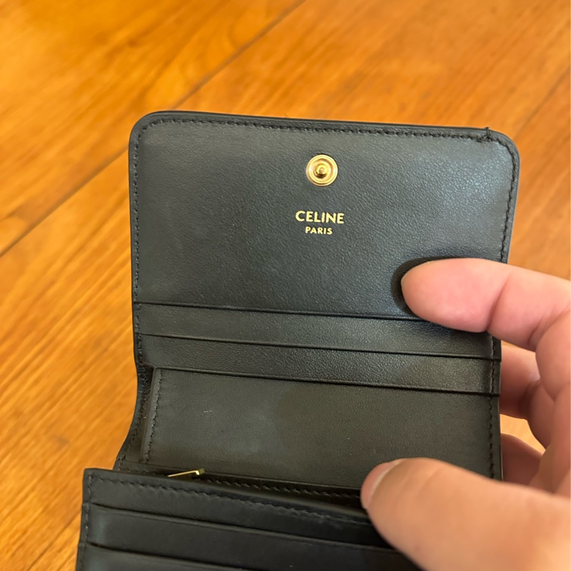 CELINE 黑亮皮凱旋門LOGO釦式短夾-15