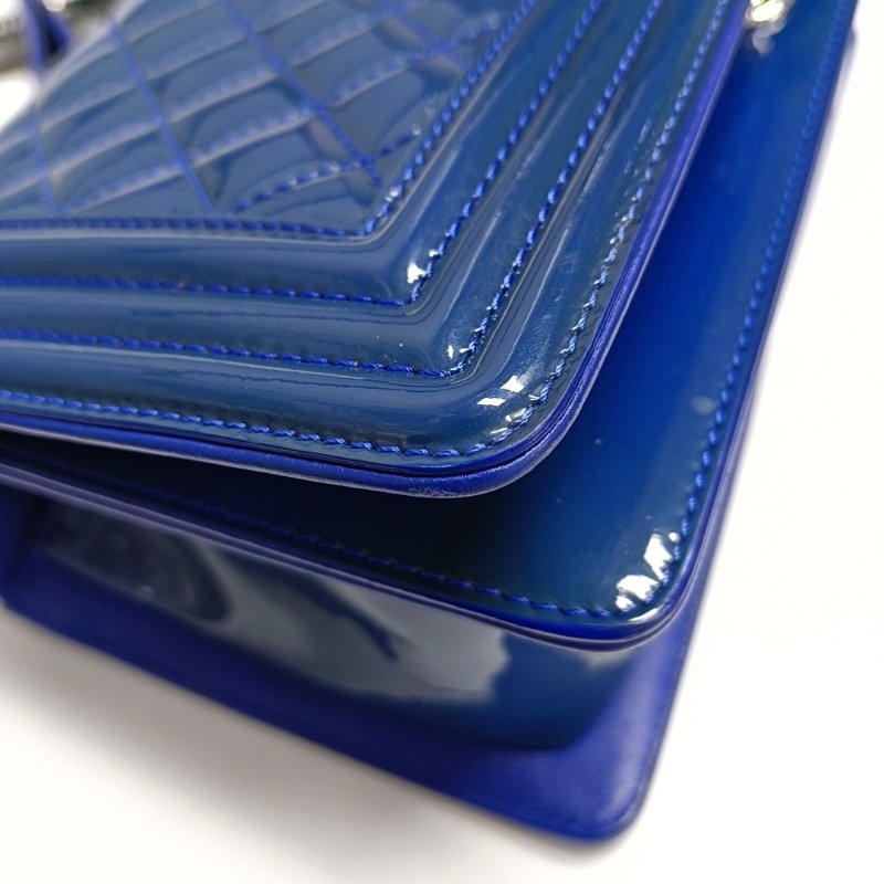 CHANEL BOY CHANEL中號藍色漆皮菱格紋絎縫斜挎包單肩包銀色五金20開可拆卸肩帶-9