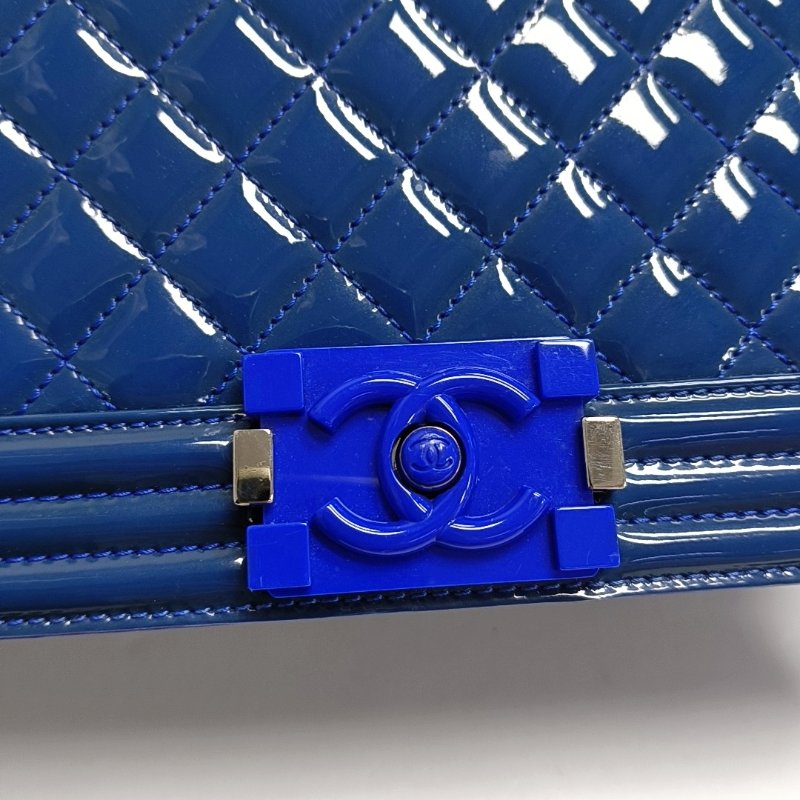 CHANEL BOY CHANEL中號藍色漆皮菱格紋絎縫斜挎包單肩包銀色五金20開可拆卸肩帶-12