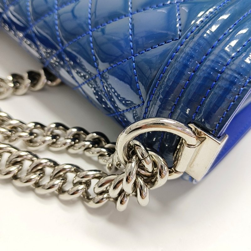 CHANEL BOY CHANEL中號藍色漆皮菱格紋絎縫斜挎包單肩包銀色五金20開可拆卸肩帶-17