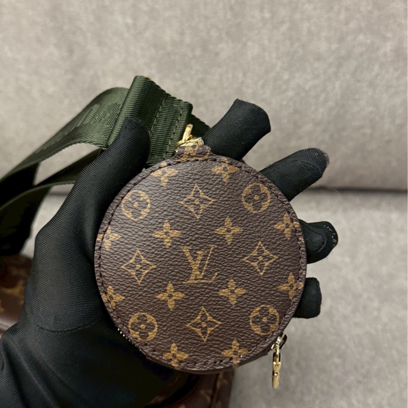 LV綠背帶老花三合一斜背包-6