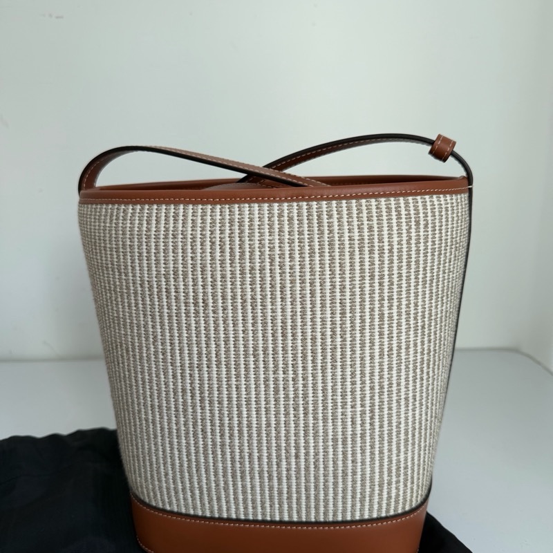 CELINE浮雕水桶包-6