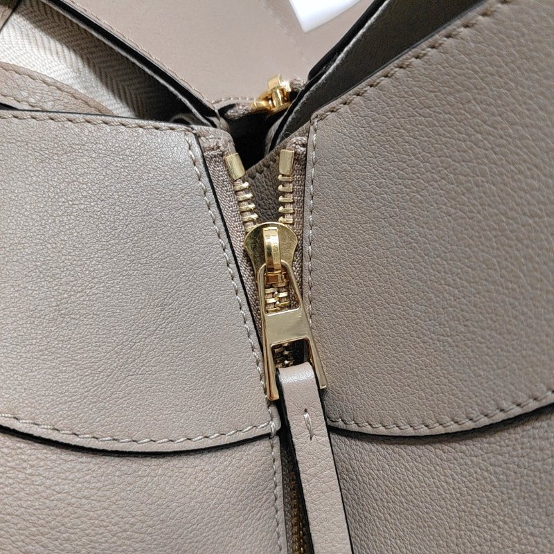 LOEWE Hammock 小號卡其色牛皮壓紋吊床包單肩包金色五金可拆卸肩帶-9