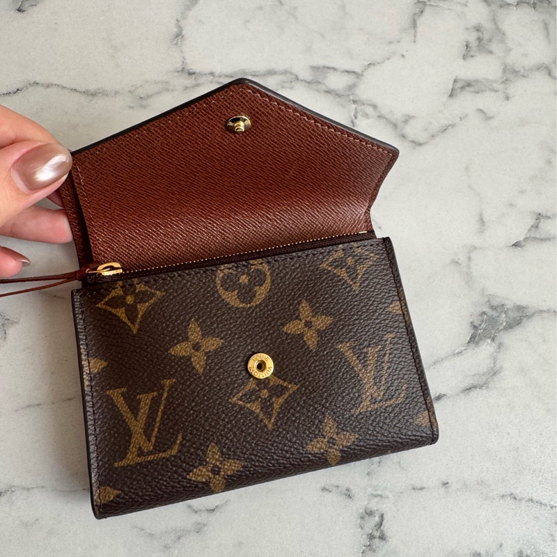 LV花紋內咖三折短夾 經典不敗款-11