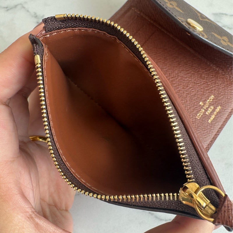 LV花紋內咖三折短夾 經典不敗款-18