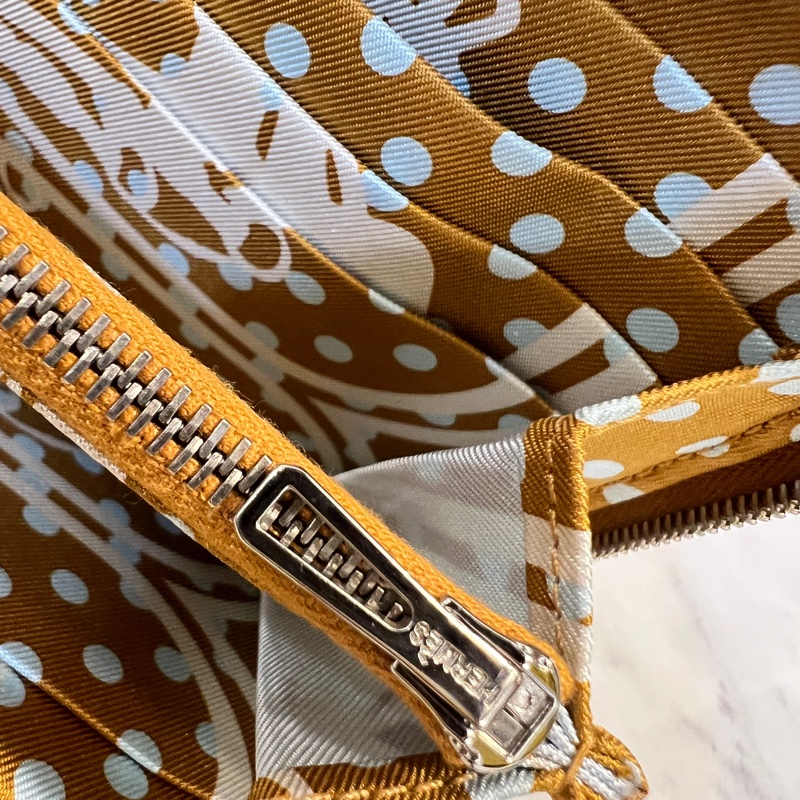 Hermes 餅乾色Epsom銀釦ㄇ拉12卡絲巾長夾-13