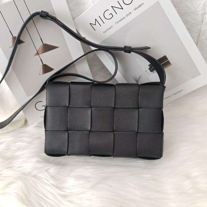 Bottega Veneta Cassette 黑色 編織 羊皮 中號 十五格 編織包-1