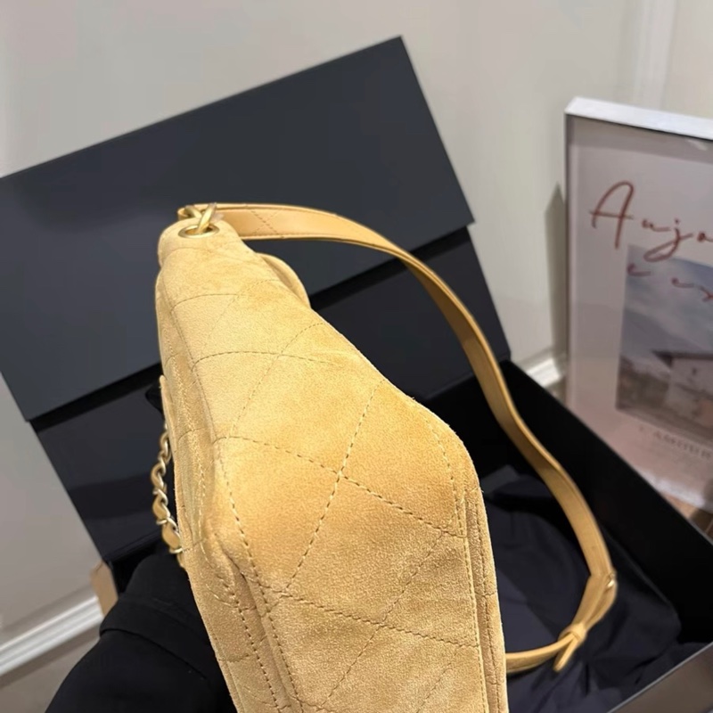 Chanel香奈兒26C春夏限定麂皮小號黃色郵差包-5