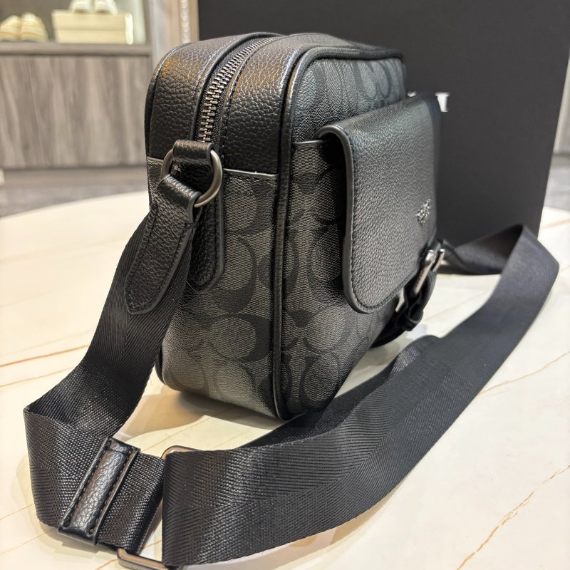 *SHIHNA名牌精品* COACH 男款緹花LOGO防刮拉鍊斜背包-1