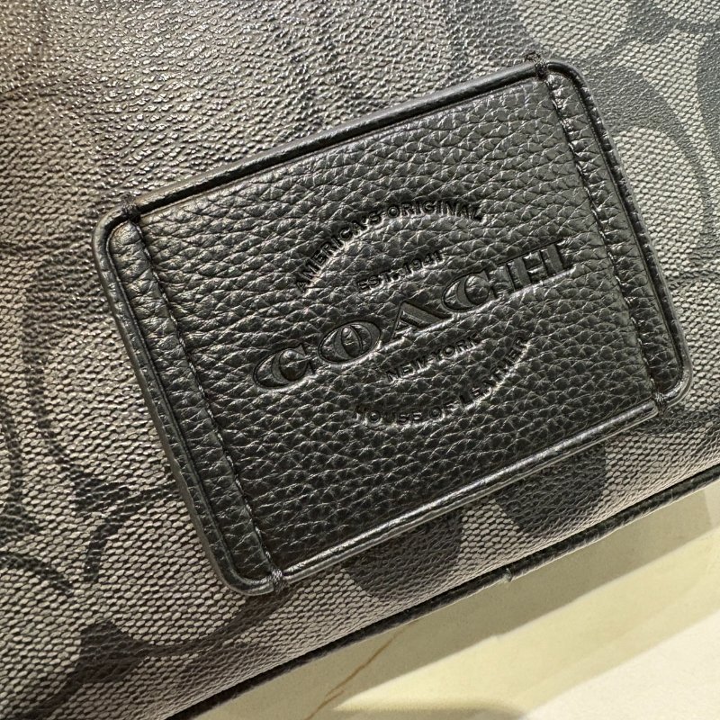 *SHIHNA名牌精品* COACH 男款緹花LOGO防刮拉鍊斜背包-3