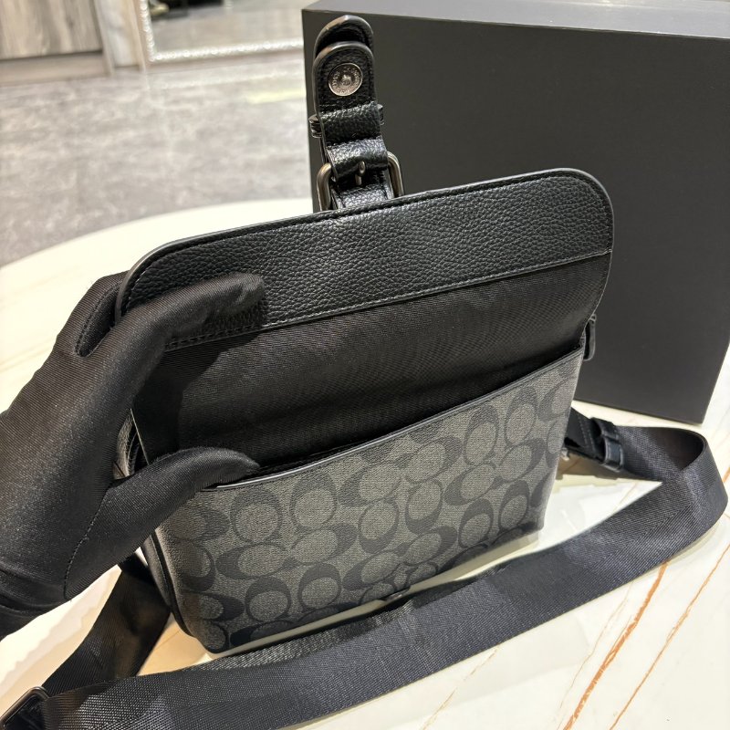 *SHIHNA名牌精品* COACH 男款緹花LOGO防刮拉鍊斜背包-5