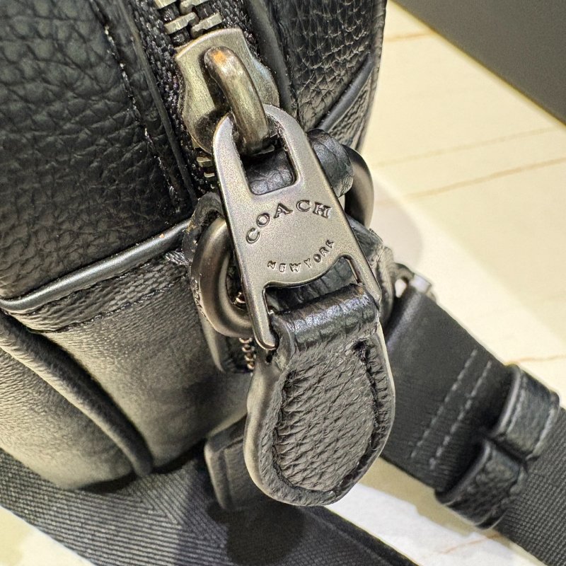 *SHIHNA名牌精品* COACH 男款緹花LOGO防刮拉鍊斜背包-8