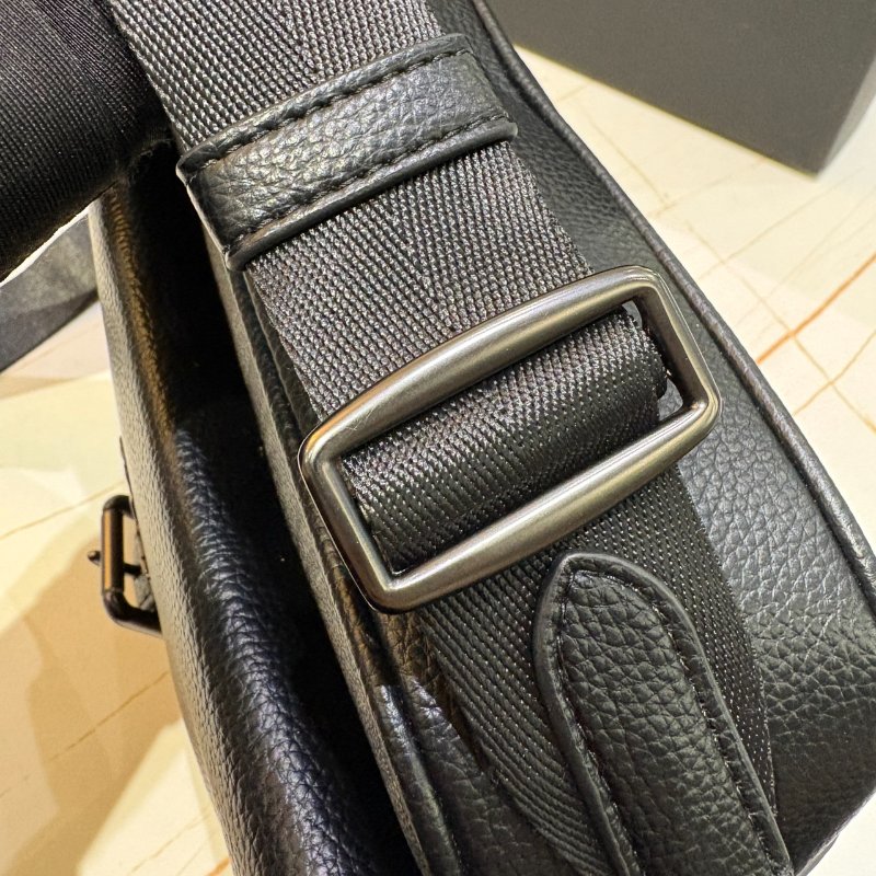 *SHIHNA名牌精品* COACH 男款緹花LOGO防刮拉鍊斜背包-9