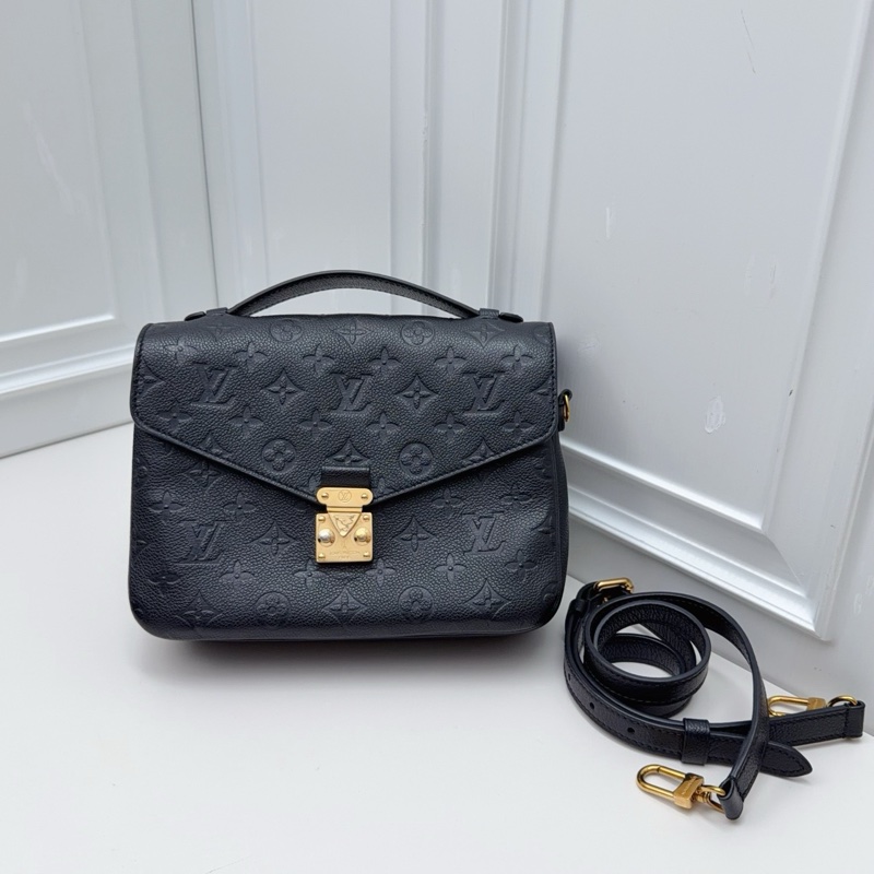 LV Pochette Metis 黑色全皮壓紋郵差包-0
