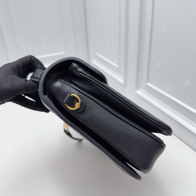 LV Pochette Metis 黑色全皮壓紋郵差包-2