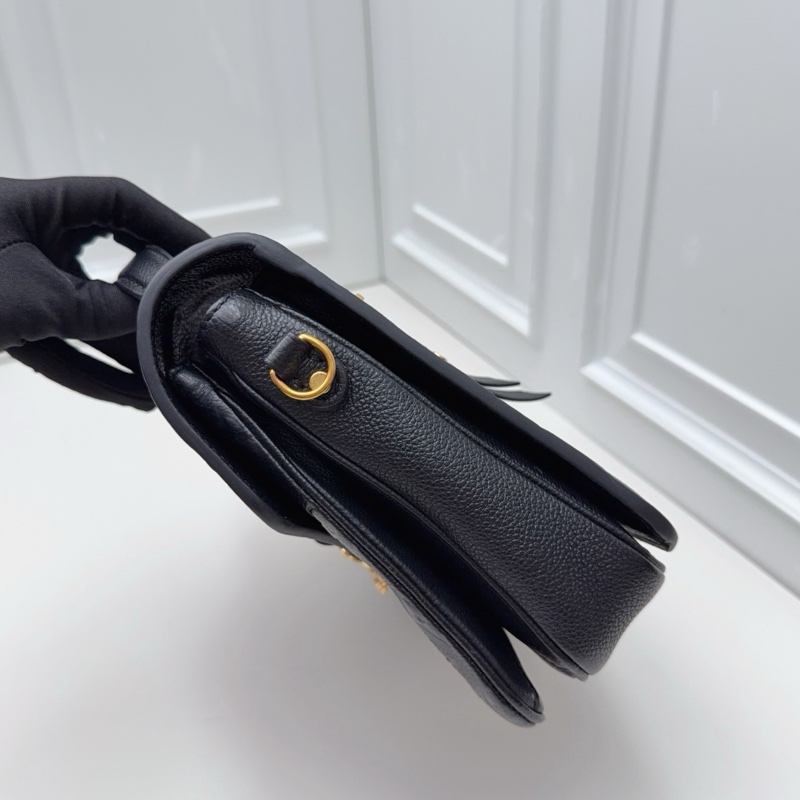 LV Pochette Metis 黑色全皮壓紋郵差包-3