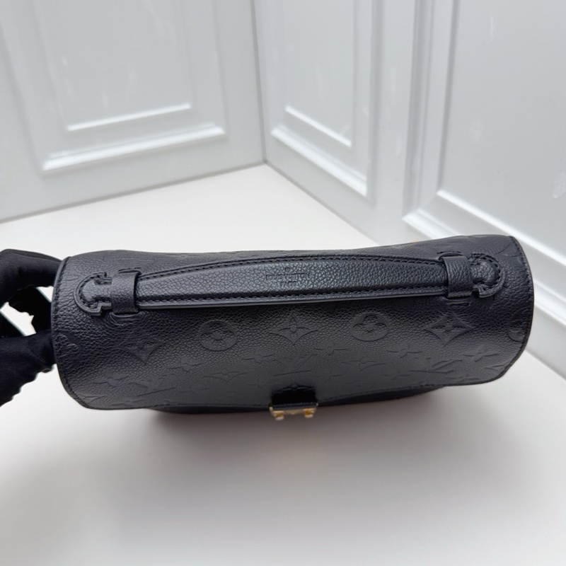 LV Pochette Metis 黑色全皮壓紋郵差包-4