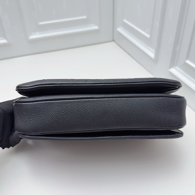LV Pochette Metis 黑色全皮壓紋郵差包-5