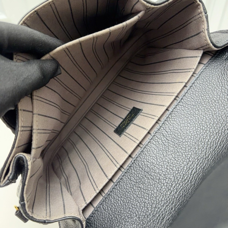 LV Pochette Metis 黑色全皮壓紋郵差包-6