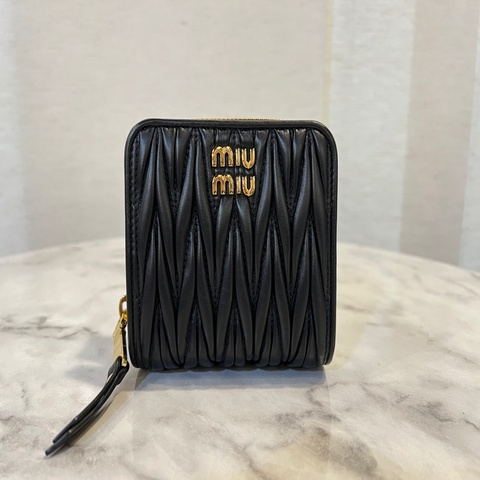 Miu Miu黑納帕羊皮金釦Matelasse抓皺6卡對開ㄇ拉零錢短夾