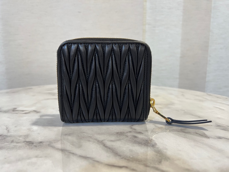 Miu Miu黑納帕羊皮金釦Matelasse抓皺6卡對開ㄇ拉零錢短夾-1