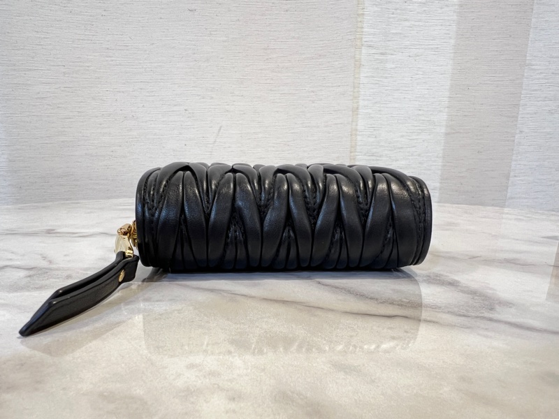 Miu Miu黑納帕羊皮金釦Matelasse抓皺6卡對開ㄇ拉零錢短夾-2