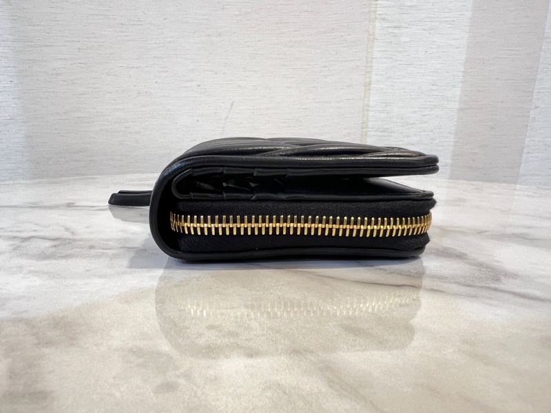 Miu Miu黑納帕羊皮金釦Matelasse抓皺6卡對開ㄇ拉零錢短夾-3