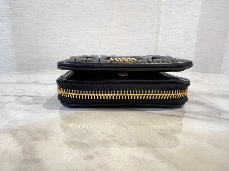 Miu Miu黑納帕羊皮金釦Matelasse抓皺6卡對開ㄇ拉零錢短夾-4