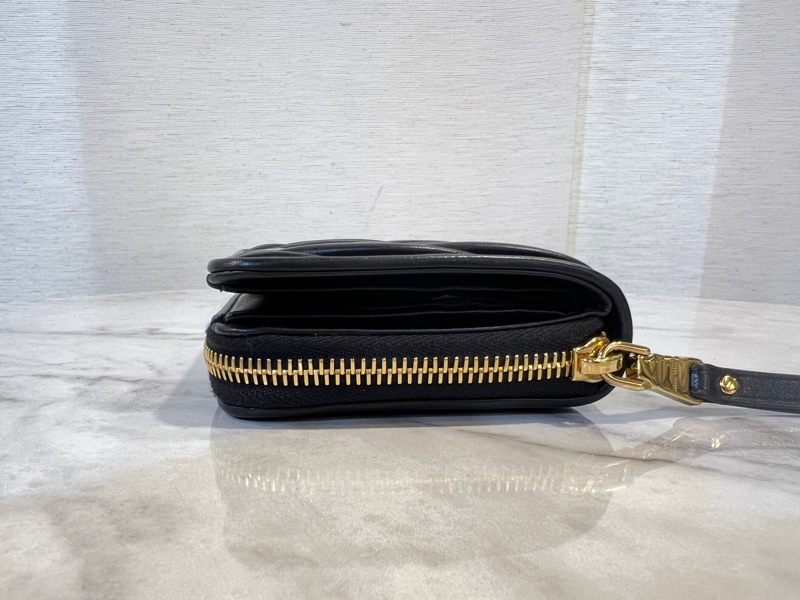 Miu Miu黑納帕羊皮金釦Matelasse抓皺6卡對開ㄇ拉零錢短夾-5