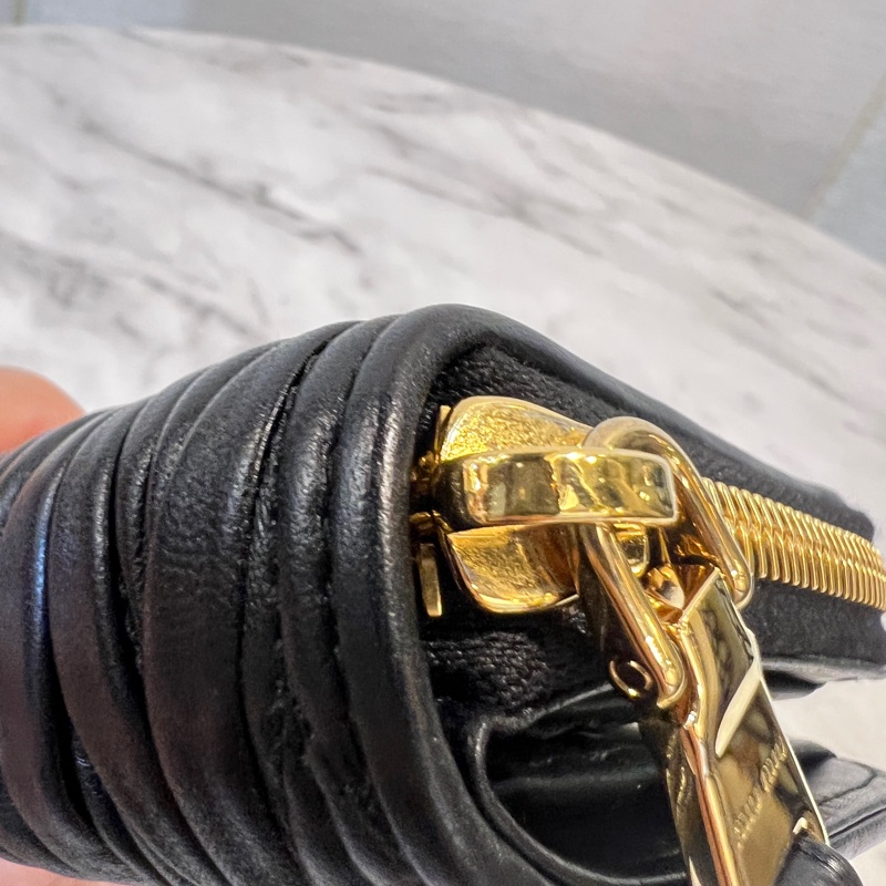 Miu Miu黑納帕羊皮金釦Matelasse抓皺6卡對開ㄇ拉零錢短夾-6