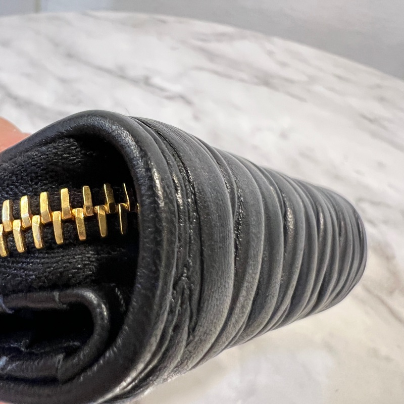 Miu Miu黑納帕羊皮金釦Matelasse抓皺6卡對開ㄇ拉零錢短夾-7