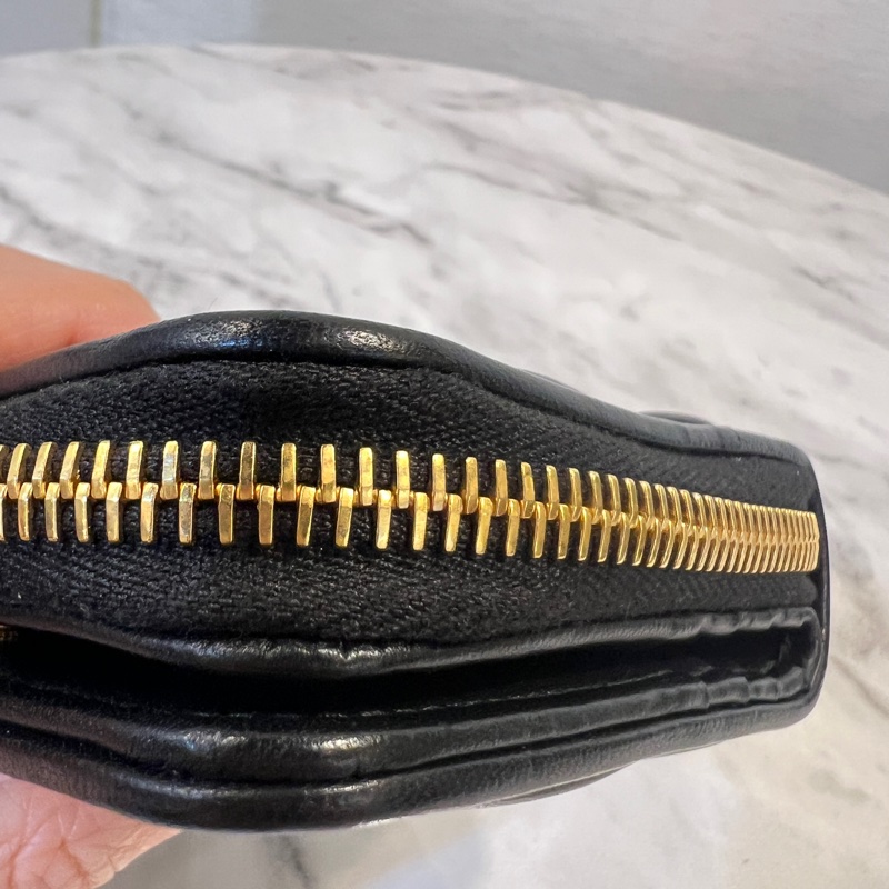 Miu Miu黑納帕羊皮金釦Matelasse抓皺6卡對開ㄇ拉零錢短夾-8