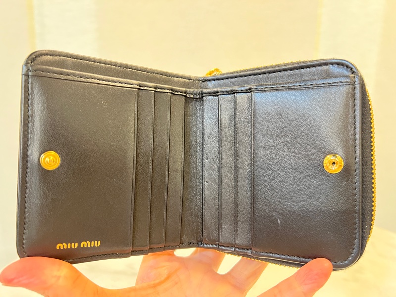 Miu Miu黑納帕羊皮金釦Matelasse抓皺6卡對開ㄇ拉零錢短夾-10