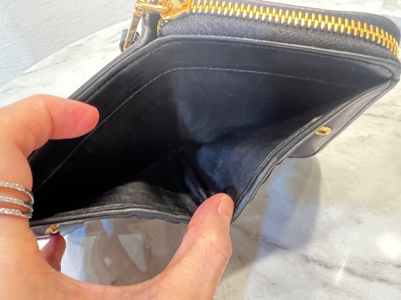 Miu Miu黑納帕羊皮金釦Matelasse抓皺6卡對開ㄇ拉零錢短夾-11