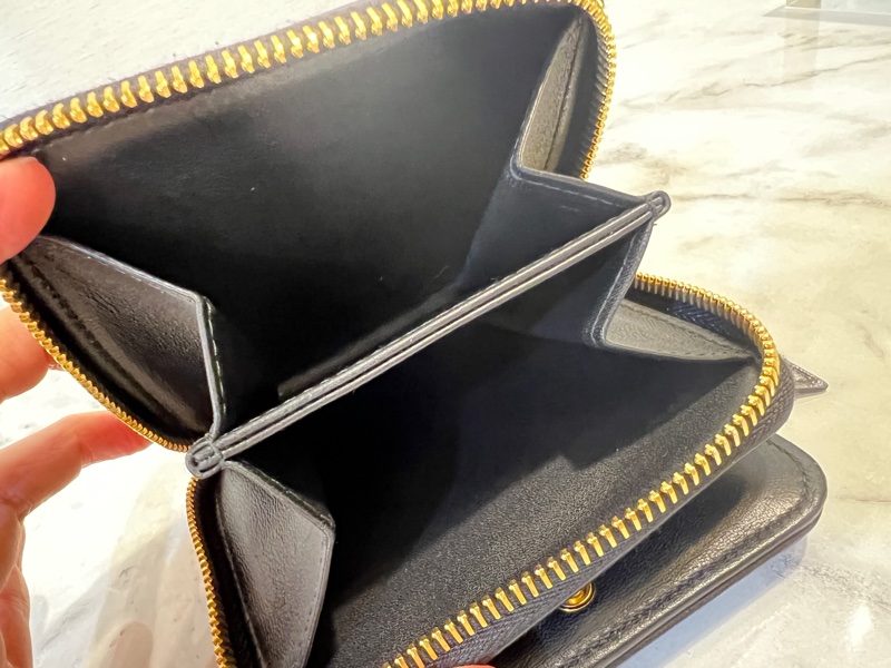 Miu Miu黑納帕羊皮金釦Matelasse抓皺6卡對開ㄇ拉零錢短夾-12