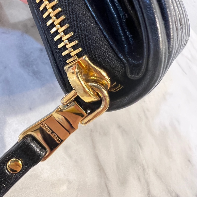 Miu Miu黑納帕羊皮金釦Matelasse抓皺6卡對開ㄇ拉零錢短夾-14