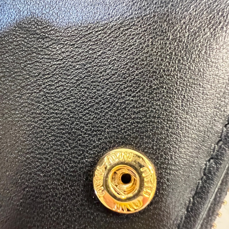 Miu Miu黑納帕羊皮金釦Matelasse抓皺6卡對開ㄇ拉零錢短夾-16