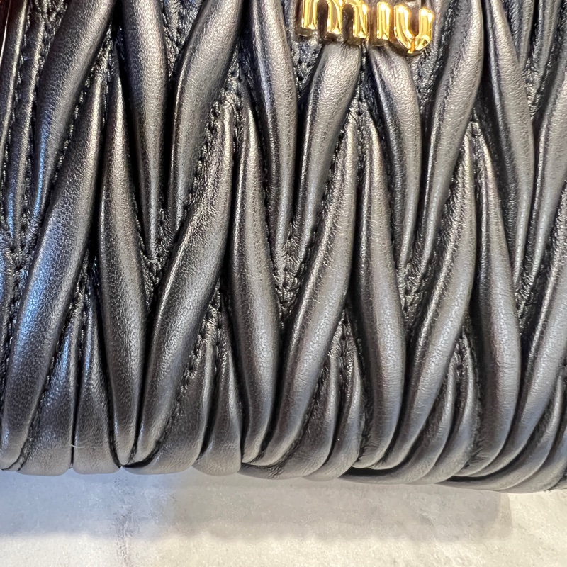 Miu Miu黑納帕羊皮金釦Matelasse抓皺6卡對開ㄇ拉零錢短夾-17