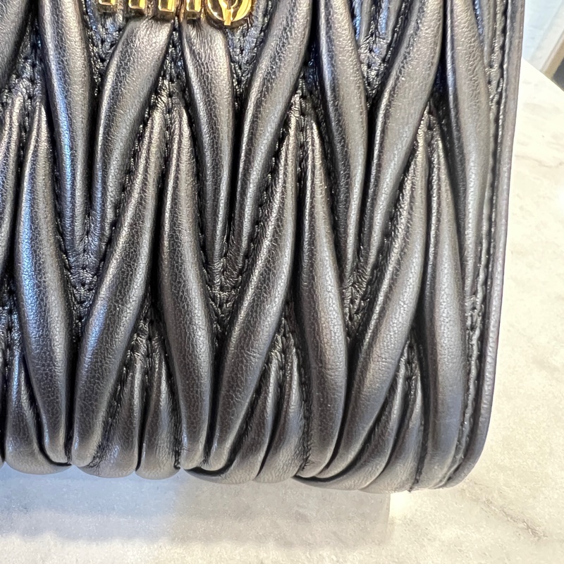 Miu Miu黑納帕羊皮金釦Matelasse抓皺6卡對開ㄇ拉零錢短夾-18