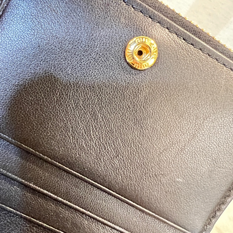 Miu Miu黑納帕羊皮金釦Matelasse抓皺6卡對開ㄇ拉零錢短夾-19