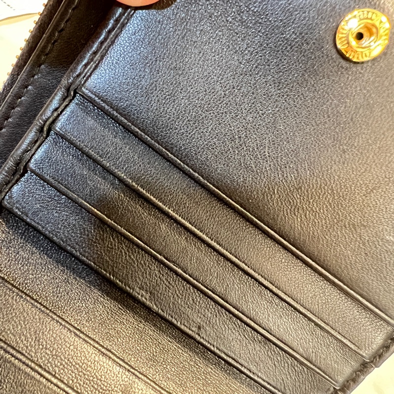 Miu Miu黑納帕羊皮金釦Matelasse抓皺6卡對開ㄇ拉零錢短夾-20