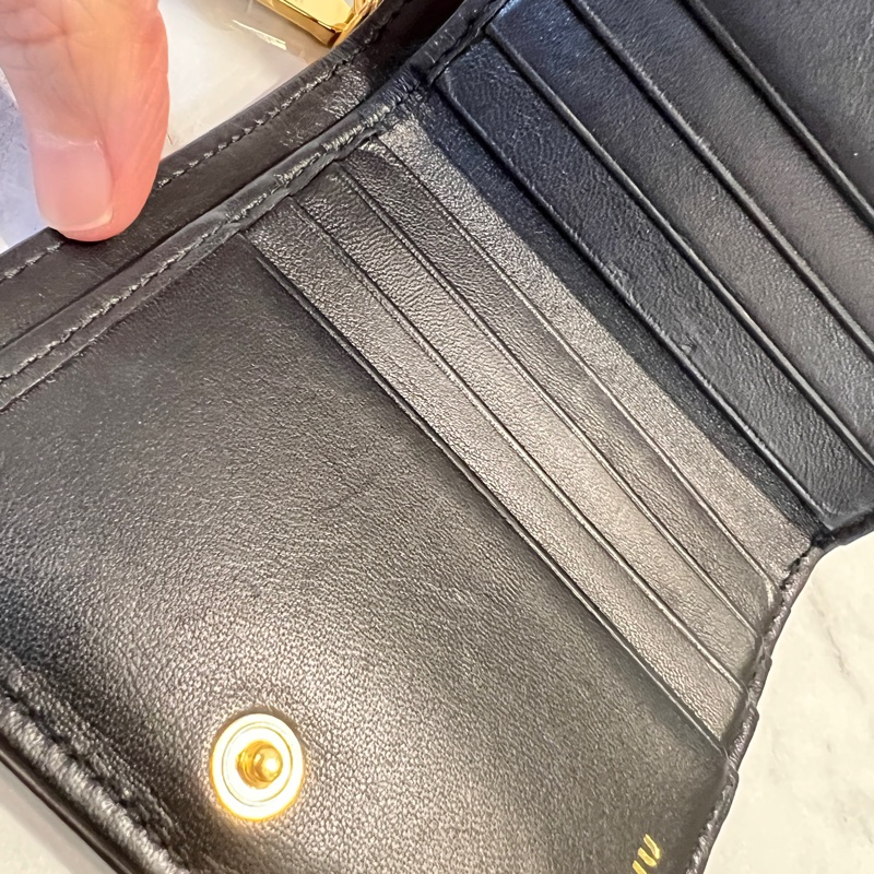 Miu Miu黑納帕羊皮金釦Matelasse抓皺6卡對開ㄇ拉零錢短夾-21