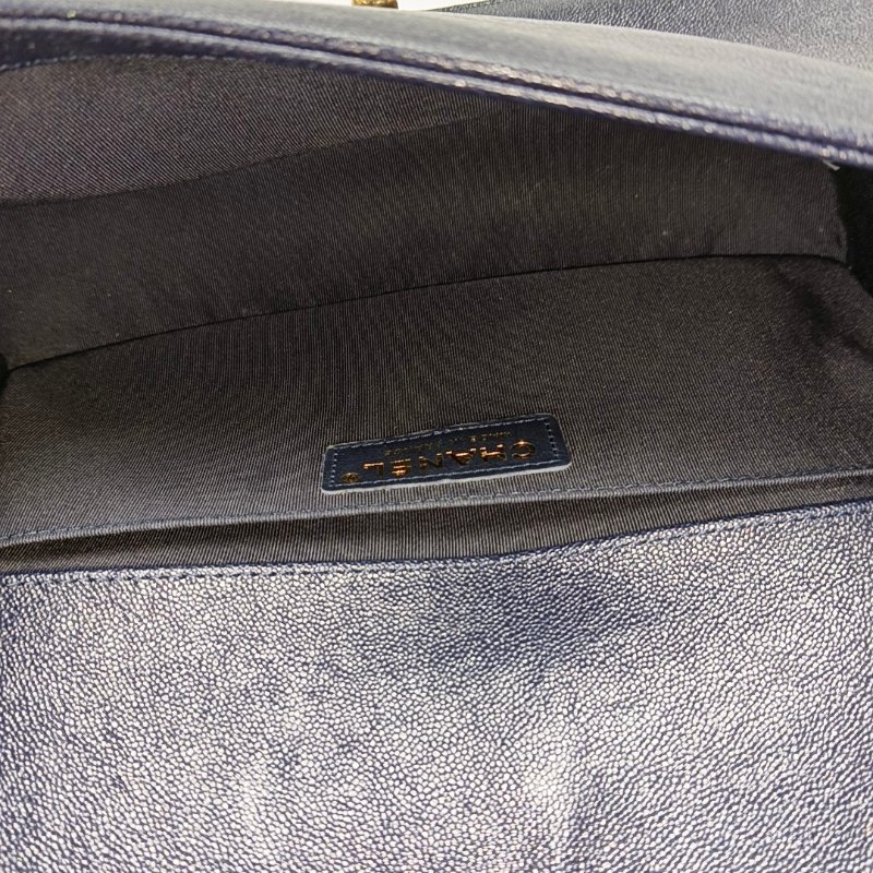 CHANEL BOY CHANEL中號深藍色牛皮菱格紋壓紋單肩包斜挎包金色五金27開可拆卸肩帶 9.8新-6