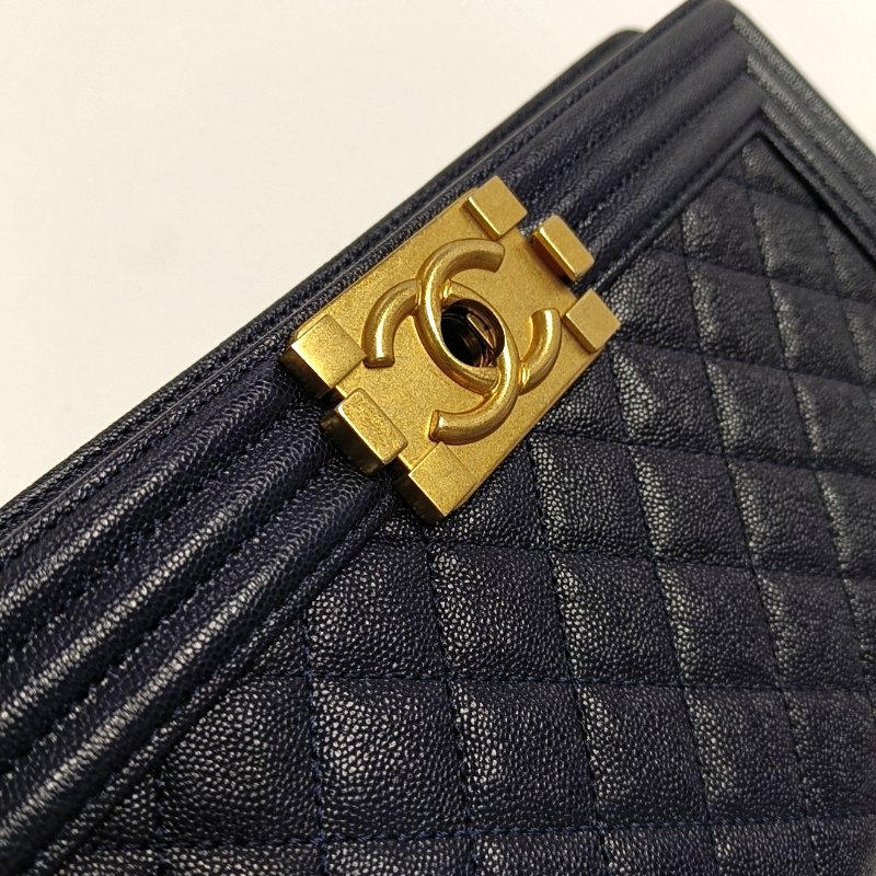 CHANEL BOY CHANEL中號深藍色牛皮菱格紋壓紋單肩包斜挎包金色五金27開可拆卸肩帶 9.8新-8