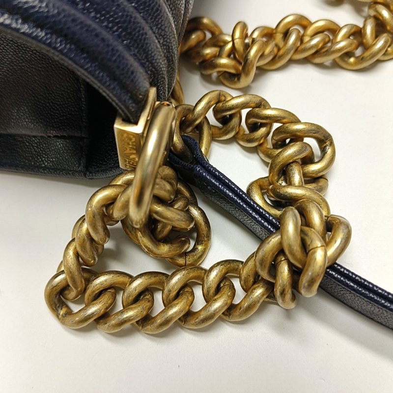 CHANEL BOY CHANEL中號深藍色牛皮菱格紋壓紋單肩包斜挎包金色五金27開可拆卸肩帶 9.8新-10